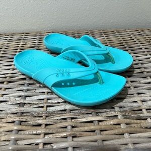 Crocs Classic Turquoise Aqua Flip Flops, women’s size 6, EUC, waterproof, beach